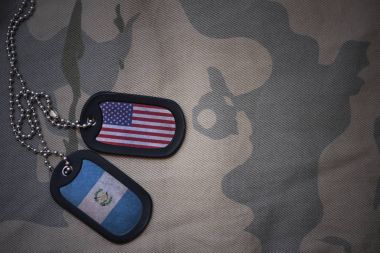 Ordu boş, köpek etiketi ile Amerika Birleşik Devletleri ve guatemala bayrağı haki doku arka plan üzerinde. askeri kavram