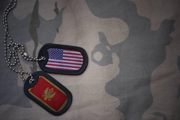 Армія пуста, собача мітка з прапором об'єднаних держав Америки та чорногорії на тлі текстури хакі. військова концепція — стокове фото