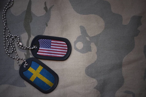 Leger leeg, dog tag met de vlag van de Verenigde Staten van Amerika en Zweden op de achtergrond van de kaki textuur. militair concept — Stockfoto