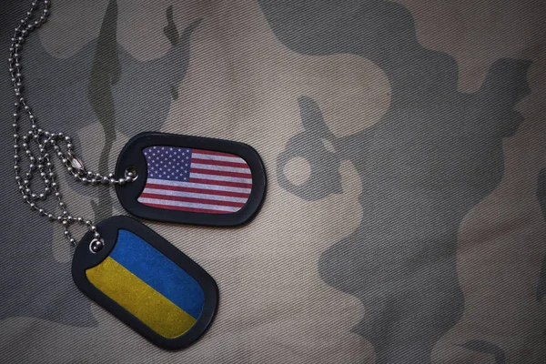 Армія порожнім, собака тег з прапором США та України на фоні хакі текстури. Військова концепція — стокове фото