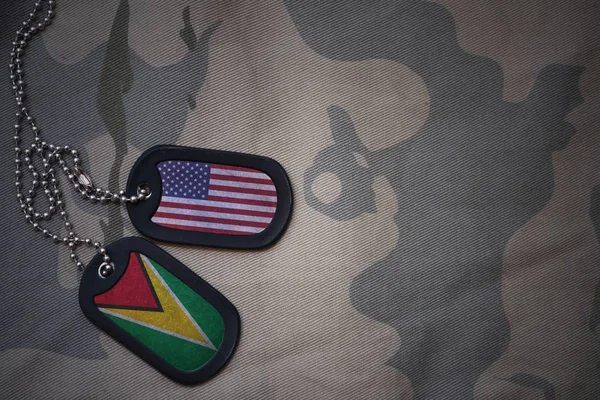 Армія пуста, собача мітка з прапором об'єднаних держав америки і гуані на тлі текстури хакі. військова концепція — стокове фото