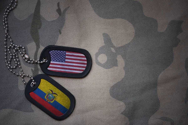 Ejército en blanco, etiqueta de perro con bandera de estados unidos de América y Ecuador sobre el fondo de textura caqui. concepto militar — Foto de Stock