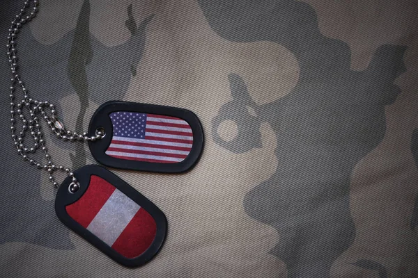 Leger leeg, dog tag met de vlag van de Verenigde Staten van Amerika en peru op de achtergrond van de kaki textuur. militair concept — Stockfoto