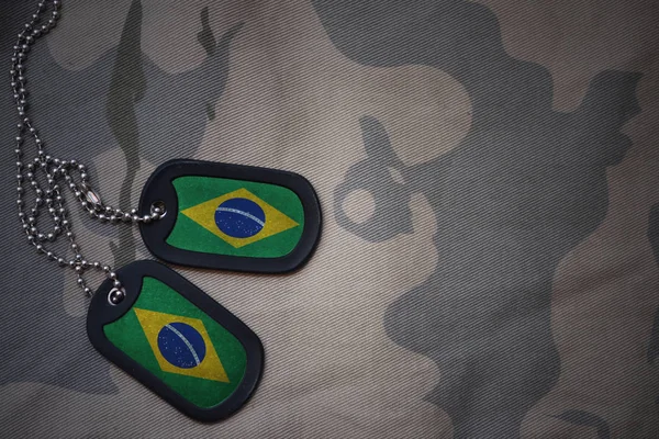 Exército em branco, tag cão com bandeira do brasil no fundo textura cáqui. conceito militar — Fotografia de Stock
