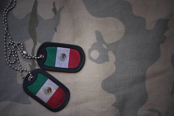 Exército em branco, tag cão com bandeira do México no fundo textura cáqui. conceito militar — Fotografia de Stock