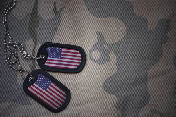 陸軍カーキ テクスチャ背景にアメリカ合衆国の国旗と空白、犬のタグ。ミリタリー コンセプト — ストック写真