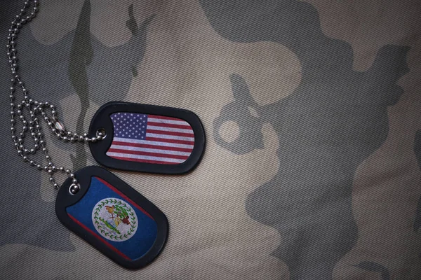 Ordu boş, köpek etiketi ile Amerika Birleşik Devletleri ve belize bayrağı haki doku arka plan üzerinde. askeri kavram — Stok fotoğraf