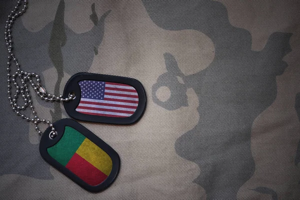 陸軍カーキ テクスチャ背景にアメリカ合衆国とベナンの国旗と空白、犬のタグ。ミリタリー コンセプト — ストック写真