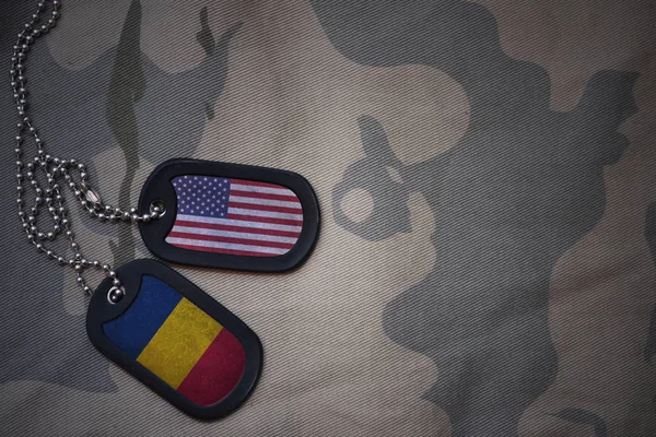 Leger leeg, dog tag met de vlag van de Verenigde Staten van Amerika en Tsjaad op de achtergrond van de kaki textuur. militair concept — Stockfoto