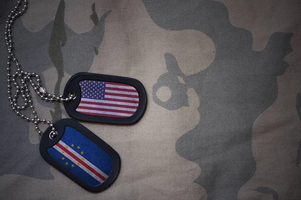 Армія пуста, собача мітка з прапором об'єднаних держав Америки і мису Верде на тлі текстури хакі. військова концепція — стокове фото