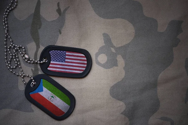 Leger leeg, dog tag met de vlag van de Verenigde Staten van Amerika en Equatoriaal-guinea op de achtergrond van de kaki textuur. militair concept — Stockfoto