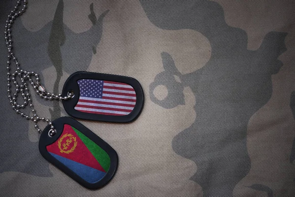 Армія пуста, собача мітка з прапором об'єднаних держав Америки та еритреї на тлі текстури хакі. військова концепція — стокове фото