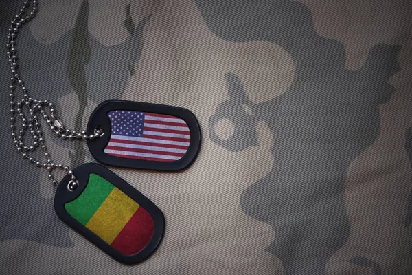 Армія пуста, собача мітка з прапором об'єднаних держав Америки і зловмисником на тлі текстури хакі. військова концепція — стокове фото