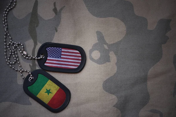 Армія пуста, собача мітка з прапором об'єднаних держав Америки і Сенегалу на тлі текстури хакі. військова концепція — стокове фото