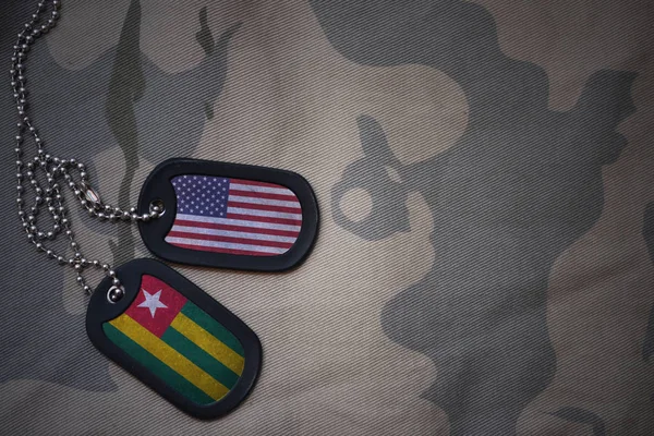 Армія пуста, собача мітка з прапором об'єднаних держав америки і того на тлі текстури хакі. військова концепція — стокове фото