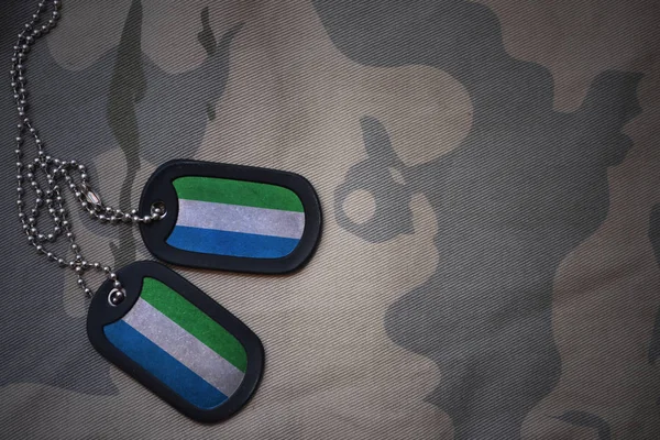 Ejército en blanco, etiqueta de perro con bandera de Sierra Leona sobre el fondo de textura caqui. concepto militar — Foto de Stock