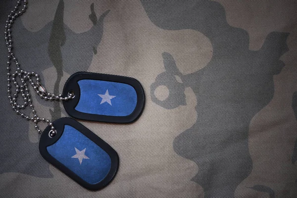 Армія пуста, тег собаки з прапором сомалії на тлі текстури хакі. військова концепція — стокове фото