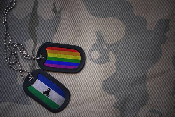 空軍、レソトとゲイの虹の旗を持つ犬タグはカーキ色テクスチャ背景のフラグです。ミリタリー コンセプト — ストック写真