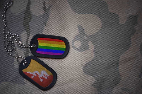 空軍、ブータンとゲイの虹の旗を持つ犬タグはカーキ色テクスチャ背景のフラグです。ミリタリー コンセプト — ストック写真