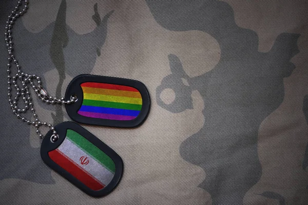 空軍、イランとゲイの虹の旗を持つ犬タグはカーキ色テクスチャ背景のフラグです。ミリタリー コンセプト — ストック写真