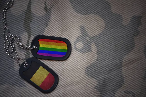 空軍、ベルギーとゲイの虹の旗を持つ犬タグはカーキ色テクスチャ背景のフラグです。ミリタリー コンセプト — ストック写真