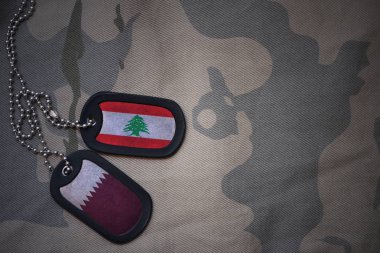 Ordu boş, köpek etiketi ile Lübnan ve Katar bayrağı haki doku arka plan üzerinde. askeri kavram