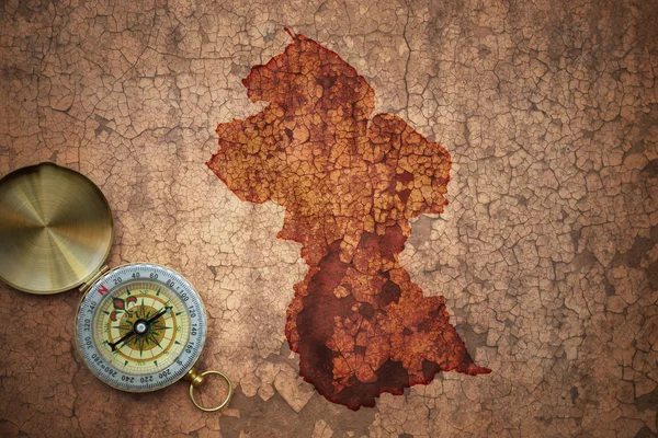 旧的老式裂纹纸张上的圭亚那地图 — 图库照片