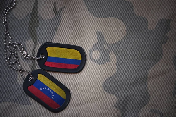 Ejército en blanco, etiqueta de perro con bandera de colombia y venezuela en el fondo de textura caqui. concepto militar — Foto de Stock