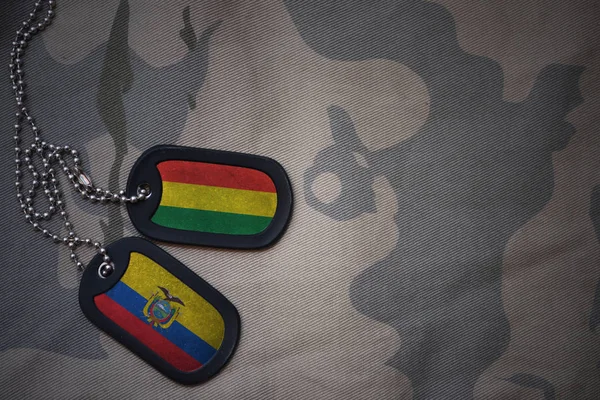 Армія пуста, тег собаки з прапором Болівії та Еквадору на тлі текстури хакі. військова концепція — стокове фото