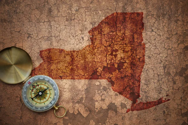 Карта штату Нью-Йорк на старовинному тріщинному папері — стокове фото