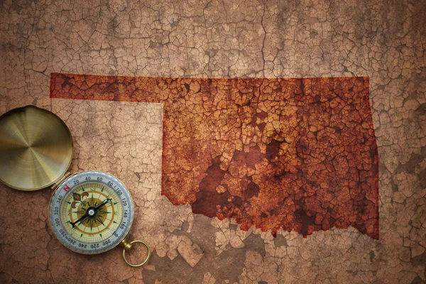 오래 된 빈티지 균열 종이에 오클라호마 국가 지도 — 스톡 사진