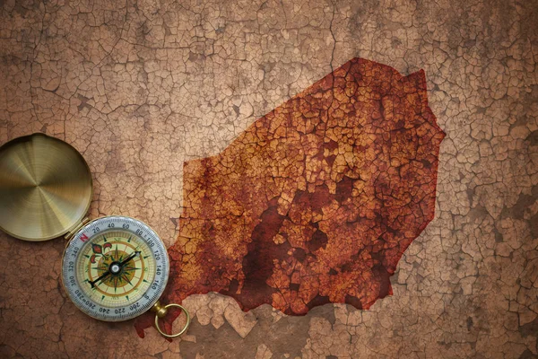Карта нигера на старой винтажной бумаге с трещинами — стоковое фото