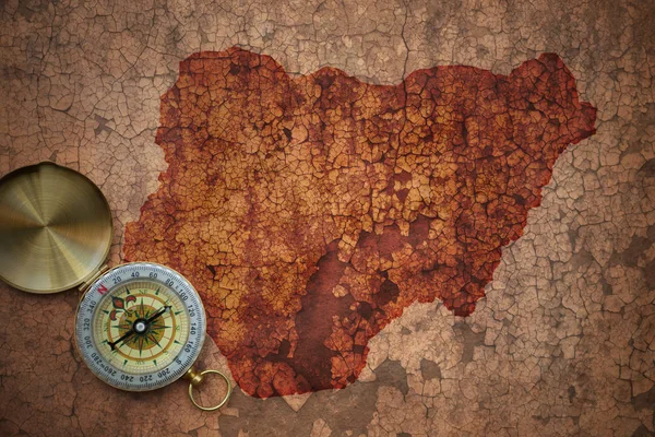 ナイジェリアの古いビンテージ亀裂紙地図 — ストック写真