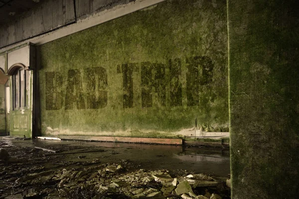 Text schlechte Reise auf der schmutzigen alten Mauer in einem verlassenen zerstörten Haus — Stockfoto