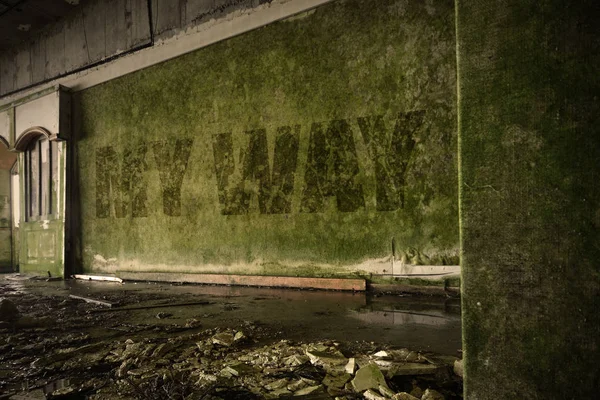 Text meinen Weg auf die schmutzige alte Mauer in einem verlassenen, zerstörten Haus — Stockfoto