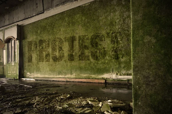 Texto de protesto no velho muro sujo em uma casa arruinada abandonada — Fotografia de Stock