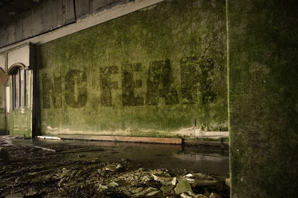 Keine Angst an der schmutzigen Wand in einer verlassenen Hausruine — Stockfoto