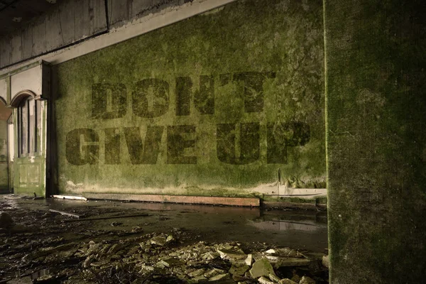 Text dont give up on the dirty wall in an abandoned ruined house — Stock Photo, Image