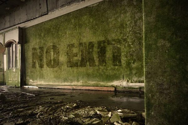 Kein Ausgang an der schmutzigen Mauer in einer verlassenen Hausruine — Stockfoto