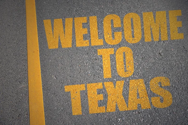 Asphalt road with text welcome to texas near yellow line — Stock Photo, Image