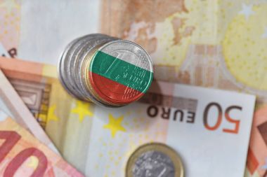 Euro madeni para ile Bulgaristan Ulusal bayrak euro para banknot arka plan üzerinde