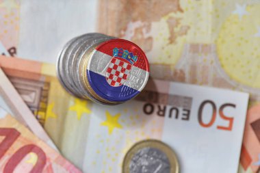 Euro madeni para ile Hırvatistan euro para banknot arka plan üzerinde bayrağı.