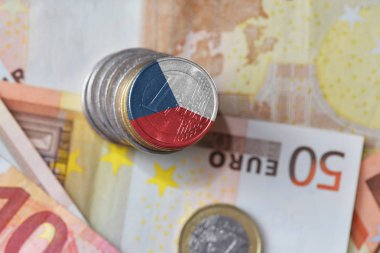 Euro madeni para ile Çek Cumhuriyeti ulusal bayrak euro para banknot arka plan üzerinde.