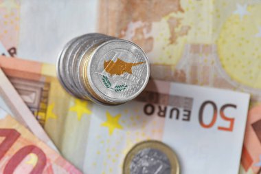 Euro madeni para ile Kıbrıs ulusal bayrak euro para banknot arka plan üzerinde.