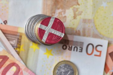 Euro madeni para ile Danimarka ulusal bayrak euro para banknot arka plan üzerinde.