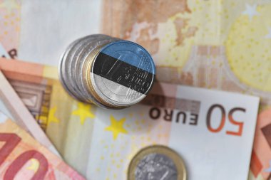 Euro madeni para ile Estonya ulusal bayrak euro para banknot arka plan üzerinde.