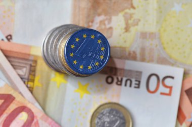 Euro madeni para ile Avrupa Birliği bayrağı euro para banknot arka plan üzerinde.