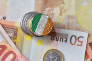 Euro madeni para ile İrlanda ulusal bayrak euro para banknot arka plan üzerinde.