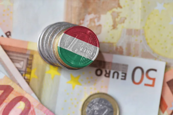 Euromynt med Ungerns nationella flagga på euron pengar sedlar bakgrunden. — Stockfoto