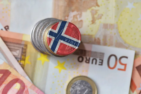 Moneda en euros con bandera nacional de Noruega sobre el fondo de los billetes en euros . —  Fotos de Stock